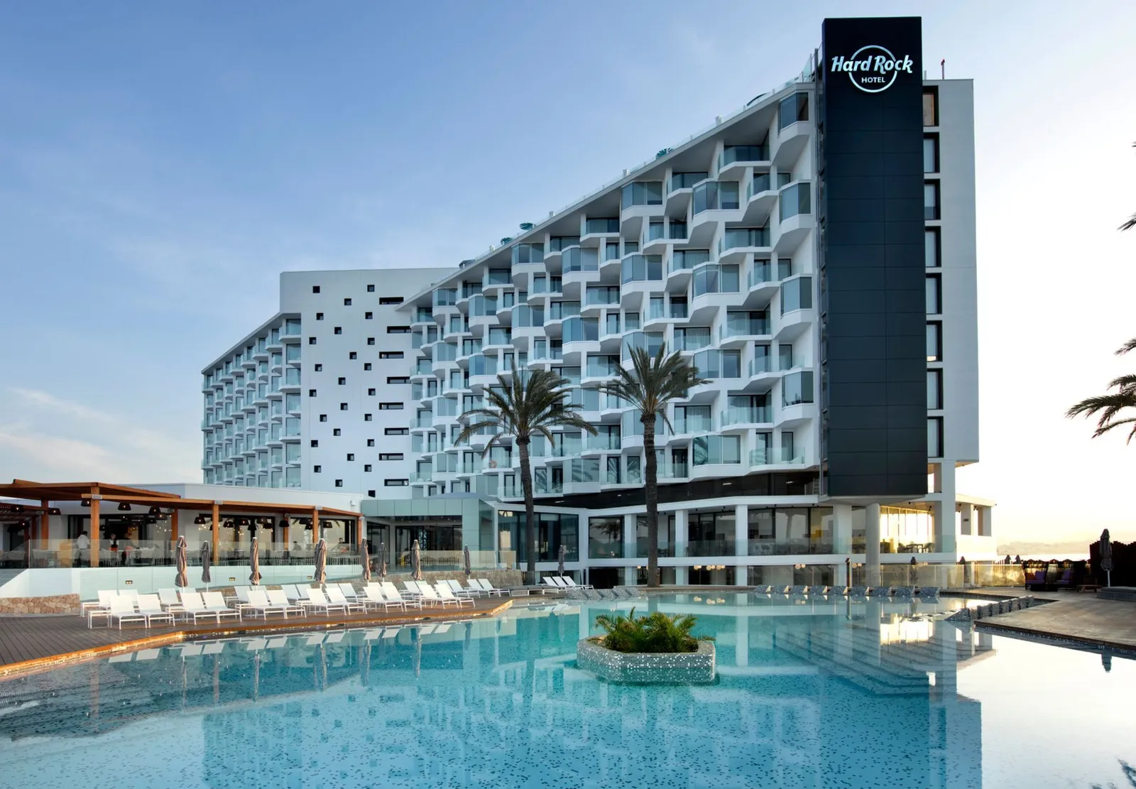 Fachada del hotel de Fiesta Hoteles & Resorts con la piscina exterior en primer término