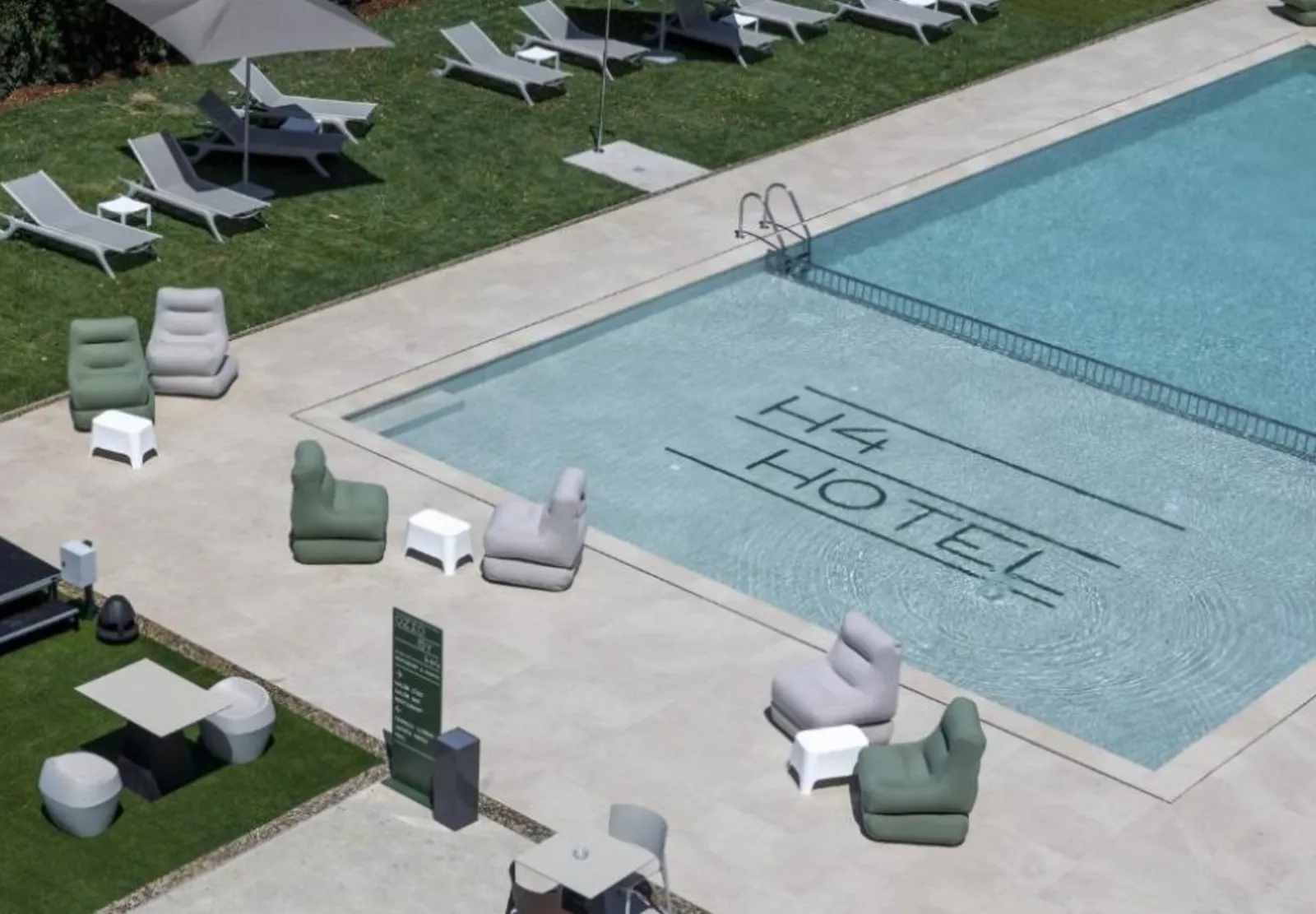Piscina exterior del Hotel H4 Cangas vista desde una planta alta